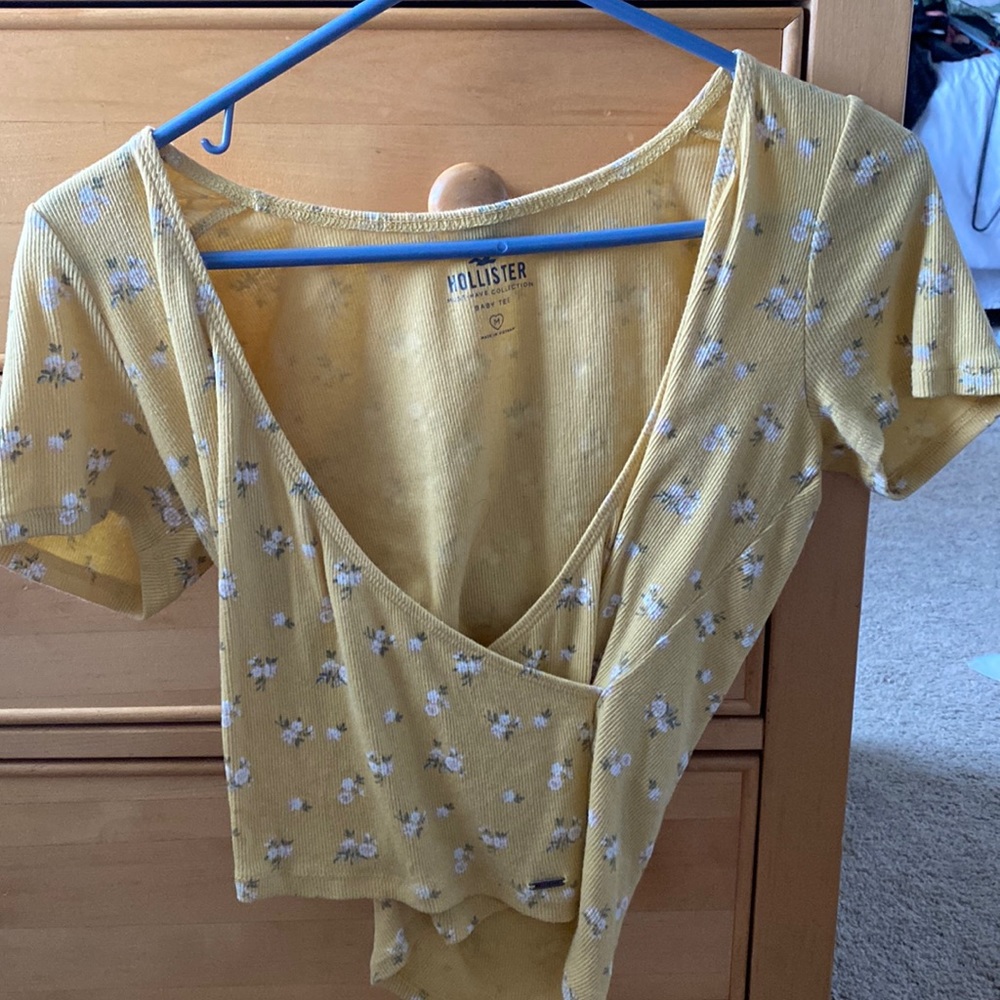 HOLLISTER WRAP BABY TEE